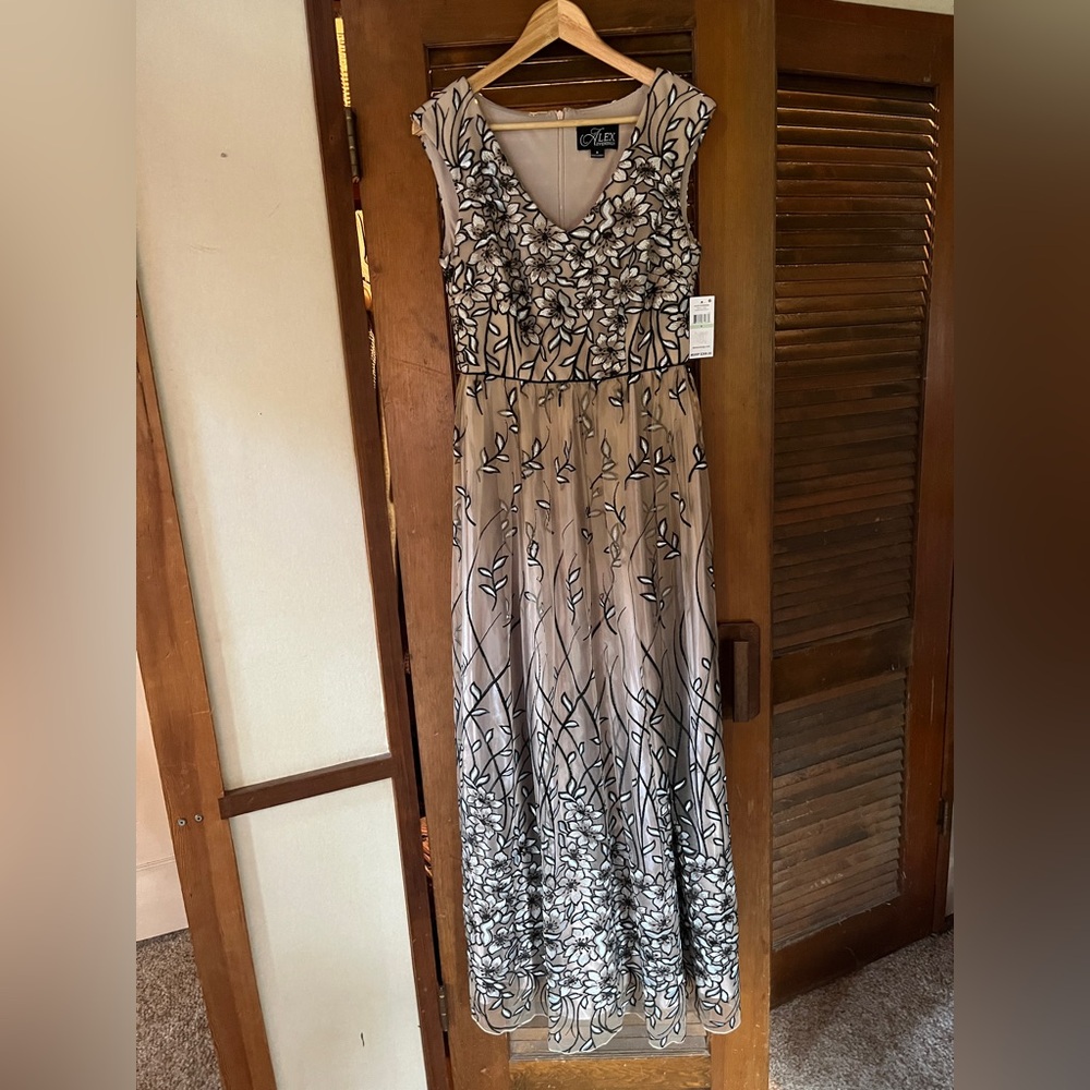 NWT Alex Evenings Women's Sleeveless V-Neck Embroidered Gown with Satin Detail